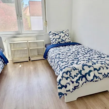 Cosy With Free Parking Near U1 Metro דירה