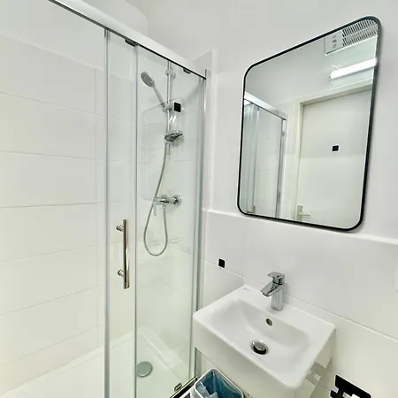 Cosy With Free Parking Near U1 Metro