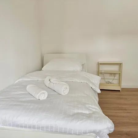 Cosy With Free Parking Near U1 Metro