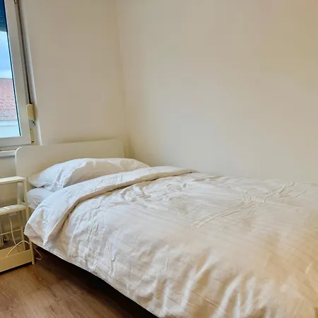 Cosy With Free Parking Near U1 Metro דירה *