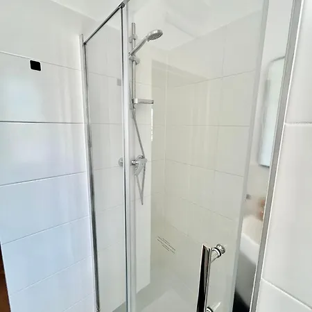 Cosy With Free Parking Near U1 Metro דירה *