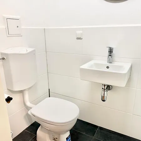 דירה Cosy With Free Parking Near U1 Metro