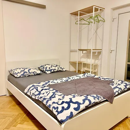 Cosy With Free Parking Near U1 Metro דירה *