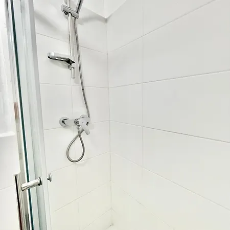 דירה Cosy With Free Parking Near U1 Metro