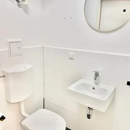 Cosy With Free Parking Near U1 Metro דירה *