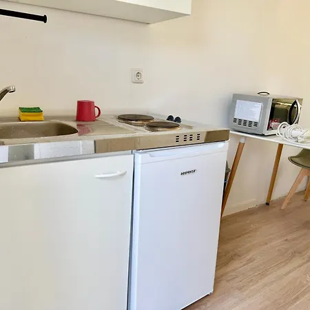 Cosy With Free Parking Near U1 Metro דירה