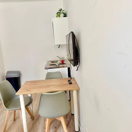 Cosy With Free Parking Near U1 Metro