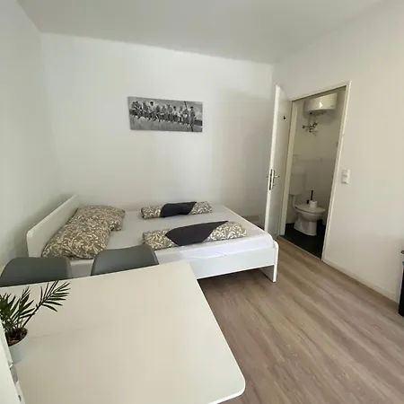 Cosy With Free Parking Near U1 Metro דירה *