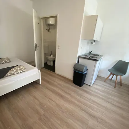 Cosy With Free Parking Near U1 Metro דירה
