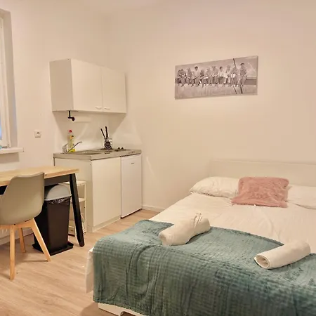 Cosy With Free Parking Near U1 Metro דירה *
