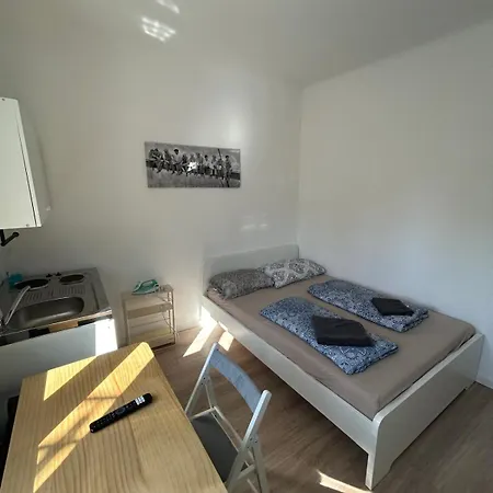 Cosy With Free Parking Near U1 Metro דירה *